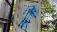 Papan rute Bandung Tour On Bus (Bandros) yang ada di Taman itu juga jadi sasaran vandalisme. (Foto: Wisma Putra/detikJabar)