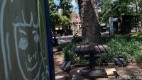 Vandalisme juga terjadi di atap penutup tempat duduk yang ada di Taman tersebut. (Foto: Wisma Putra/detikJabar)