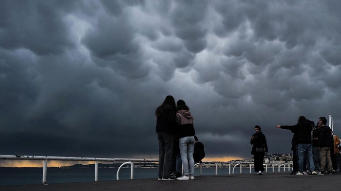 Fenomena Awan Mammatus Muncul di Prancis, Jadi Sorotan Warga People take pictures of mammatus clouds on the