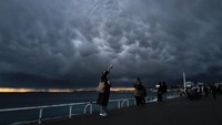 Mammatus terjadi ketika udara dari lapisan awan turun ke udara jernih di bawah dan menguapnya tetesan awan. Hal ini mendinginkan udara dan membuatnya turun lebih cepat. Beberapa awan ikut terseret ke bawah sehingga membentuk sebuah kantung.  