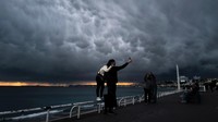 Fenomena awan Mammatus muncul di Prancis. Badan Meteorologi, Klimatologi, dan Geofisika (BMKG) mengatakan awan ini berbentuk seperti kantong atau tonjolan dengan jumlah yang cukup banyak.  