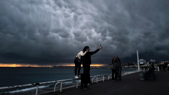 Fenomena Awan Mammatus Muncul di Prancis, Jadi Sorotan Warga People take pictures of mammatus clouds on the