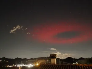 Fotografer Menangkap Cahaya Cincin Merah Langka dan Misterius