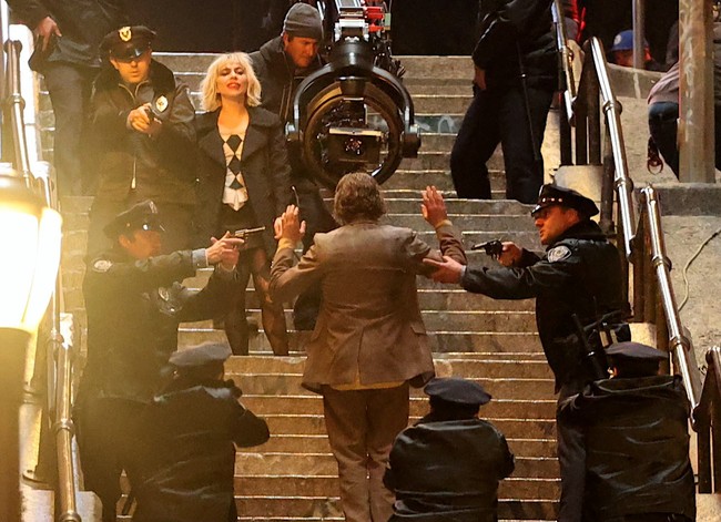 Aura Lady Gaga sebagai Harley Quinn semakin menonojol berkat riasannya. Wajah penyanyi pemenang Grammy dan Oscars berpulas tampilan yang pucat, dikontraskan dengan riasan ala badut pada bagian mata. (Foto: GC Images/Getty Images)