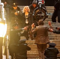 Aura Lady Gaga sebagai Harley Quinn semakin menonojol berkat riasannya. Wajah penyanyi pemenang Grammy dan Oscars berpulas tampilan yang pucat, dikontraskan dengan riasan ala badut pada bagian mata. (Foto: GC Images/Getty Images)