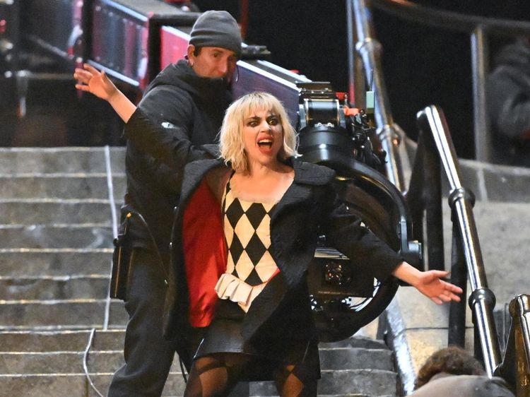 Gaya Terbaru Lady Gaga Jadi Harley Quinn, Syuting Joker 2 di Tangga Viral