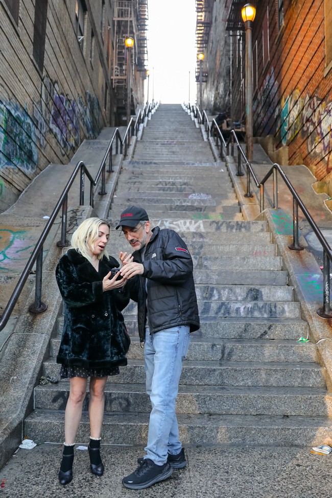 Sehari sebelumnya, Lady Gaga menyambangi lokasi yang sama, kali ini dengan dandanan sederhana.(Foto: GC Images/Getty Images)