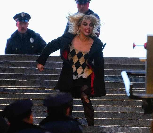 Lady Gaga melakukan lagi pengambilan gambar film Joker: Folie à Deux. Kali ini, lokasinya berada di tangga pedestrian di salah satu sudut New York City. Tangga yang berada di kawasan 167th Street itu sempat viral setelah muncul di adegan karekter Arthur Fleck menari dengan lagu Rock and Roll Part 2 di film Joker pertama. (Foto: GC Images/Getty Images)