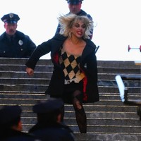 Lady Gaga melakukan lagi pengambilan gambar film Joker: Folie à Deux. Kali ini, lokasinya berada di tangga pedestrian di salah satu sudut New York City. Tangga yang berada di kawasan 167th Street itu sempat viral setelah muncul di adegan karekter Arthur Fleck menari dengan lagu Rock and Roll Part 2 di film Joker pertama. (Foto: GC Images/Getty Images)