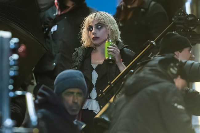 Dari foto-foto hasil jepretan paparasi, Lady Gaga yang berperan sebagai Harley Quinn muncul dengan gaya yang eksentrik. (Foto: GC Images/Getty Images)