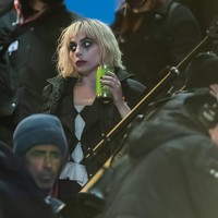 Dari foto-foto hasil jepretan paparasi, Lady Gaga yang berperan sebagai Harley Quinn muncul dengan gaya yang eksentrik. (Foto: GC Images/Getty Images)