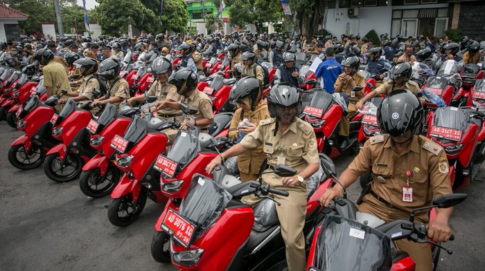 Gelontorkan Dana Rp 9,4 Miliar, Lurah-Kades di Wonogiri Dapat Motor Baru Lurah dan kepala desa mencoba menaiki motor dinas baru yang dibagikan usai acara Serah Terima dan Pembagian Motor Dinas Baru Lurah dan Kades di Kabupaten Wonogiri, Jawa Tengah, Senin (3/4/2023). Pemerintah Kabupaten Wonogiri membagikan 294 motor dinas baru untuk operasional lurah dan kepala desa dengan total anggaran Rp9,4 milliar. ANTARA FOTO/Mohammad Ayudha/rwa.