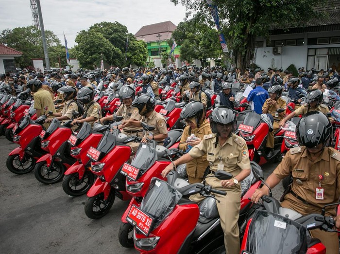 Lurah dan kepala desa mencoba menaiki motor dinas baru yang dibagikan usai acara Serah Terima dan Pembagian Motor Dinas Baru Lurah dan Kades di Kabupaten Wonogiri, Jawa Tengah, Senin (3/4/2023). Pemerintah Kabupaten Wonogiri membagikan 294 motor dinas baru untuk operasional lurah dan kepala desa dengan total anggaran Rp9,4 milliar. ANTARA FOTO/Mohammad Ayudha/rwa.