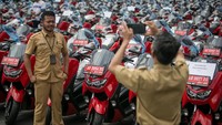 Kepada desa dan Lurah berfoto dengan latar belakang deretan motor dinas baru untuk lurah dan kepala desa di Wonogiri, Jawa Tengah, Senin (3/4/2023). Pemerintah Kabupaten Wonogiri membagikan 294 motor dinas baru untuk operasional lurah dan kepala desa.