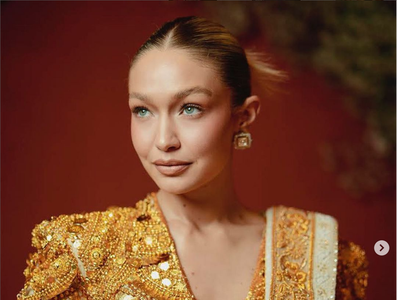 8 Foto Cantiknya Gigi Hadid Pakai Baju India, Pose Bareng Shah Rukh Khan