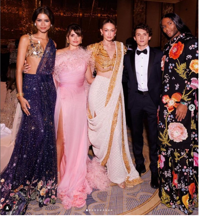 “Sebuah kehormatan dan kebahagiaan bagiku untuk memperlihatkan masterpiece yang didesain oleh @abujanisandeepkhosla,” demikian kakak Bella Hadid itu menulis dalam unggahan Instagramnya. Foto: Dok. Instagram @gigihadid, @abujanisandeepkhosla