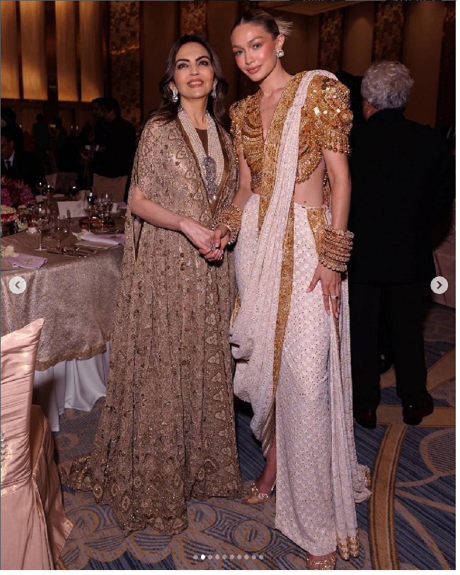 Gigi Hadid tampil memesona saat menghadiri pesta pembukaan Nita Mukesh Ambani Cultural Center (NMACC). Nita Mukesh Ambani merupakan istri dari Mukesh Ambani, orang terkaya di Asia dan 10 besar di dunia versi Bloomberg. Foto: Dok. Instagram