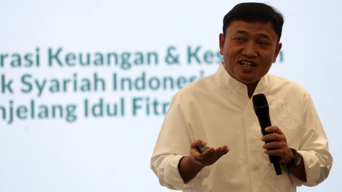 Hadapi Mudik Lebaran, BSI Siapkan Uang Tunai Rp 37,6 T Direktur Sales & Distribution BSI Anton Sukarna bersama Wakil Direktur Utama BSI Bob Tyasika Ananta melayani nasabah yang menukarkan uang di di Kantor Cabang BSI The Tower Jakarta, Selasa (4/4/2023). BSI siap memfasilitasi kebutuhan transaksi keuangan masyarakat, yang diproyeksikan mengalami kenaikan menjelang libur Ramadhan dan Hari Raya Idul Fitri. Pada 23 Maret-2 Mei 2023, BSI menyiapkan uang tunai sebesar Rp37,6 triliun untuk memenuhi kebutuhan keuangan.