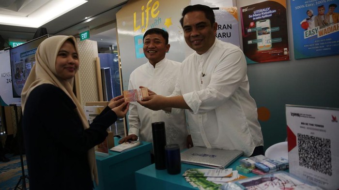 Direktur Sales & Distribution BSI Anton Sukarna bersama Wakil Direktur Utama BSI Bob Tyasika Ananta melayani nasabah yang menukarkan uang di di Kantor Cabang BSI The Tower Jakarta, Selasa (4/4/2023). BSI siap memfasilitasi kebutuhan transaksi keuangan masyarakat, yang diproyeksikan mengalami kenaikan menjelang libur Ramadhan dan Hari Raya Idul Fitri. Pada 23 Maret-2 Mei 2023, BSI menyiapkan uang tunai sebesar Rp37,6 triliun untuk memenuhi kebutuhan keuangan.