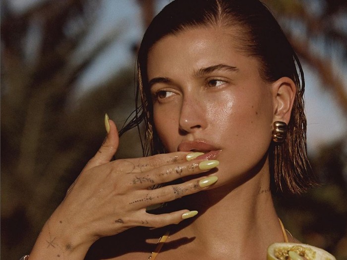Hailey Bieber promosi produk bibir