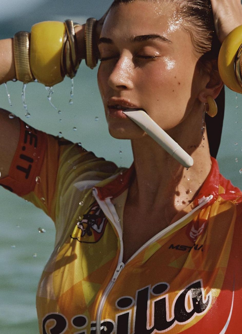 Hailey Bieber promosi produk bibir