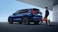 Sementara konsumsi bahan bakarnya sangat irit. Honda mengklaim, berdasarkan pengetesan WLTC konsumsi BBM CR-V PHEV tembus 1,61 liter per 100 km. Itu setara dengan 62,11 km per liter. Foto: Dok. Dongfeng Honda