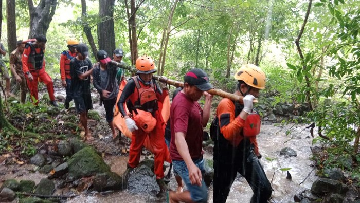 Ibu hamil tewas terseret arus sungai di Maros dievakuasi petugas SAR.