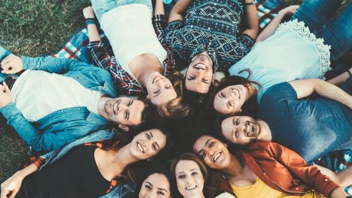 Ilustrasi circle pertemanan. Above view of young people lying down in a circle and looking at camera