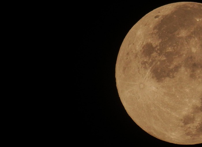 Ilustrasi Pink Moon atau Bulan Purnama Merah Jambu