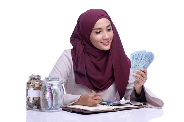 Ilustrasi Wanita Mengatur Keuangan