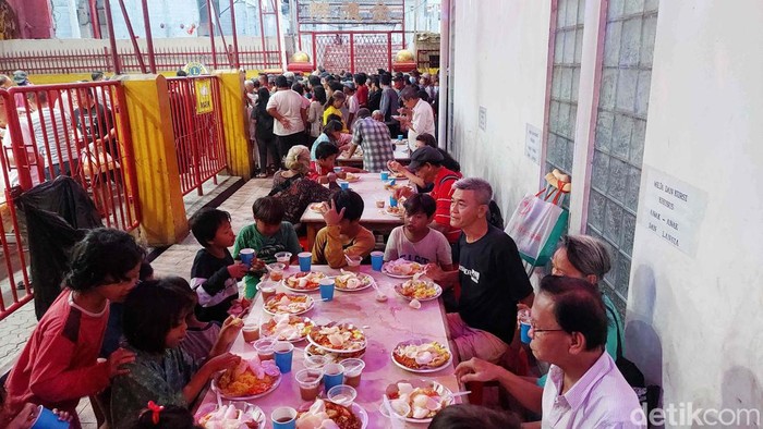 Setiap hari, Vihara Dharma Bakti di Glodok, Jakarta Barat, menyediakan menu berbuka puasa. Vihara ini pun diserbu warga setiap jelang waktu berbuka.