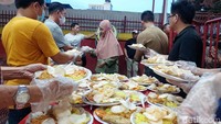 Hidangan yang tersedia bisa dinikmati oleh siapa saja yang datang ke vihara tanpa memandang suku, agama, ras, dan antargolongan