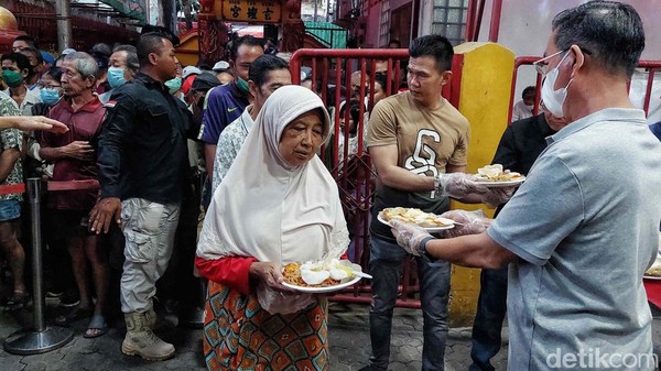 Indahnya Keberagaman, Berbagi Menu Buka Puasa di Vihara Dharma Bakti