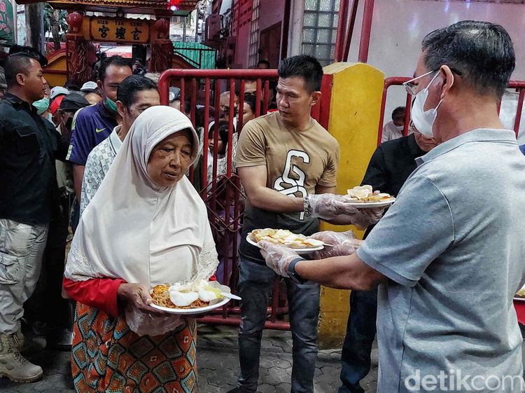 Indahnya Keberagaman, Berbagi Menu Buka Puasa di Vihara Dharma Bakti