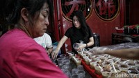 Sejumlah umat Tionghoa mempersiapkan menu berbuka puasa di Vihara Dharma Bakti, Glodok, Jakarta Barat, Senin ( 3/4/2023).