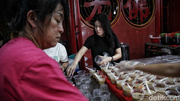 Indahnya Keberagaman, Berbagi Menu Buka Puasa di Vihara Dharma Bakti Setiap hari, Vihara Dharma Bakti di Glodok, Jakarta Barat, menyediakan menu berbuka puasa. Vihara ini pun diserbu warga setiap jelang waktu berbuka.