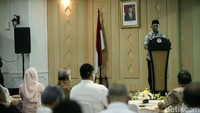 Serah terima jabatan dilakukan dari Menko PMK, yang sempat menjabat Plt Menpora Muhadjir Effendy, dengan Dito.