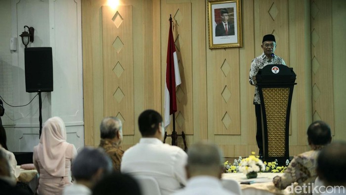 Dito Ariotedjo menjalani acara serah terima jabatan sebagai Menpora. Dalam sertijab itu, Dito bercerita soal momen dirinya ditelepon secara mendadak.