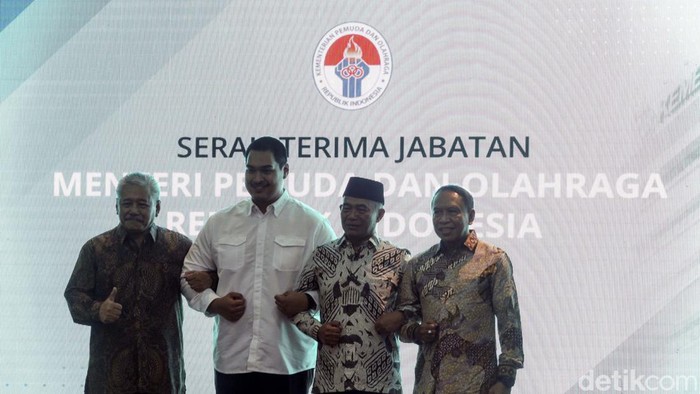 Dito Ariotedjo menjalani acara serah terima jabatan sebagai Menpora. Dalam sertijab itu, Dito bercerita soal momen dirinya ditelepon secara mendadak.