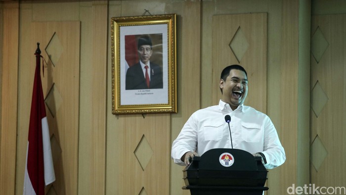 Dito Ariotedjo menjalani acara serah terima jabatan sebagai Menpora. Dalam sertijab itu, Dito bercerita soal momen dirinya ditelepon secara mendadak.
