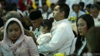 Dito tampak memangku putrinya.