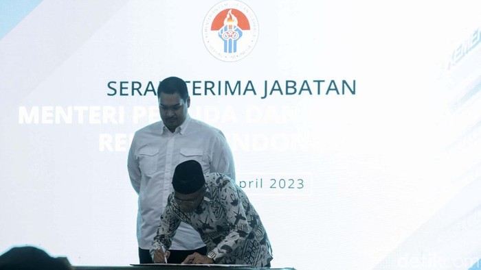 Jadi Menpora, Dito Ariotedjo Cerita Momen Ditelepon Istana Dito Ariotedjo menjalani acara serah terima jabatan sebagai Menpora. Dalam sertijab itu, Dito bercerita soal momen dirinya ditelepon secara mendadak.
