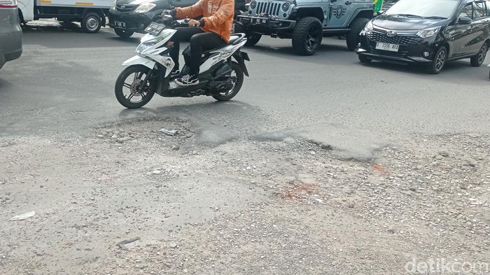 Jalan Ibrahim Ajie (Kiaracondong), Kota Bandung yang berlubang.