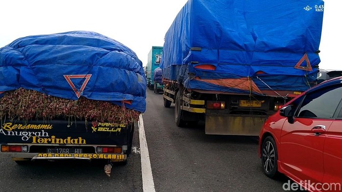 Jalur Tol Pemalang arah Jakarta tersendat lantaran kebakaran truk, Selasa (4/4/2023).