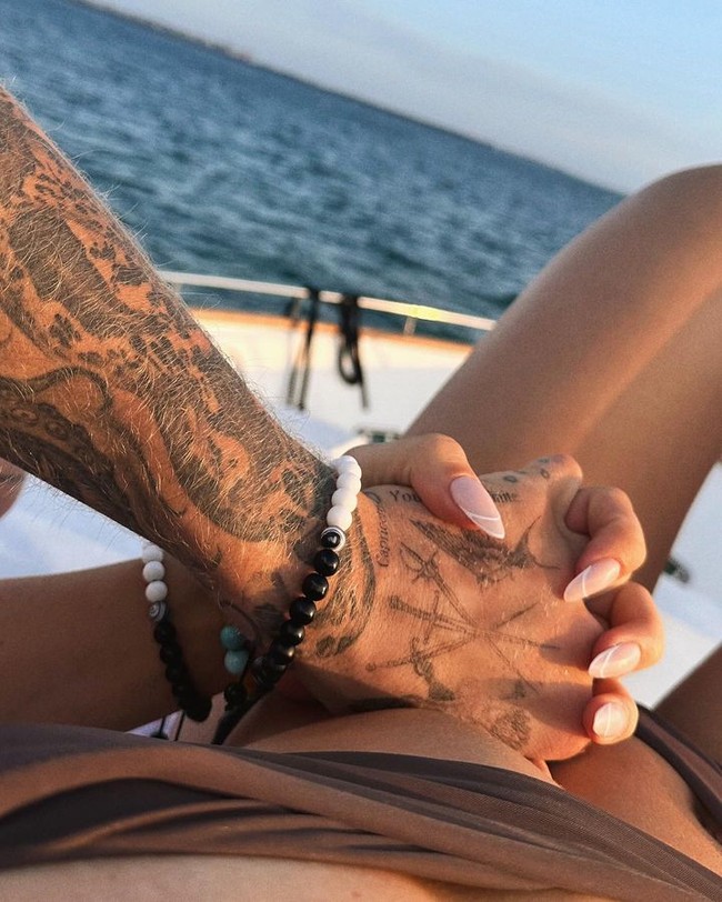 Dalam postingan terbaru Jake dan Jutta, mereka seolah meresmikan hubungan dengan berpose bersama. Salah satu foto menampilkan pasangan tersebut bergandengan tangan selagi berlayar yang menunjukkan bahwa mereka sudah liburan bersama. Foto: Instagram Jutta Leerdam