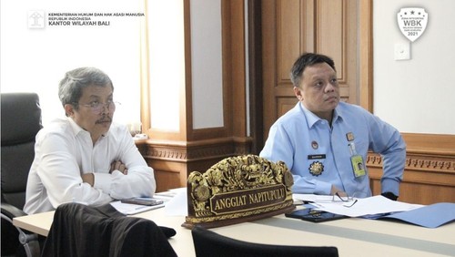 Kakanwil Kemenkumham Bali Anggiat Napitupulu dan Kadiv Keimigrasian Barron Ichsan mengikuti rapat daring yang dipimpin oleh Menko Marves Luhut Binsar Pandjaitan pada pukul 11.00 Wita, Senin (3/4/2023).