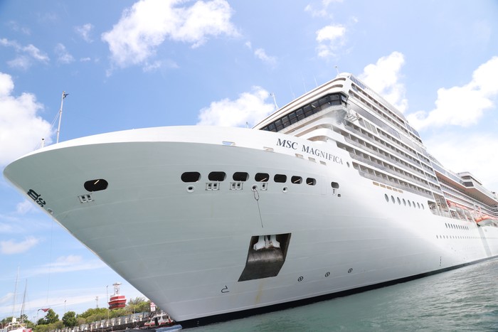 MSC Magnifica yang berbobot 95.128 gross ton (GT) dengan panjang/LOA 294 meter ketika singgah di Pelabuhan Benoa, Denpasar, Bali pada Selasa (4/4/2023) pagi.
