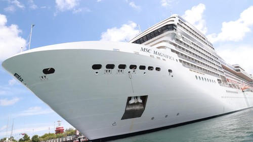 MSC Magnifica yang berbobot 95.128 gross ton (GT) dengan panjang/LOA 294 meter ketika singgah di Pelabuhan Benoa, Denpasar, Bali pada Selasa (4/4/2023) pagi.