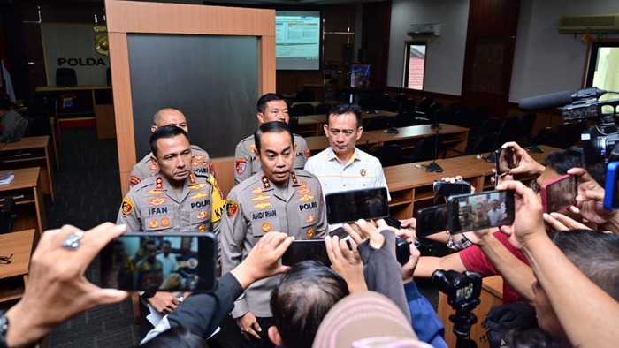 Kapolda Kalsel Irjen Andi Rian Djajadi saat jumpa pers terkait kasus tewasnya lansia dibunuh suruhan perusahaan.