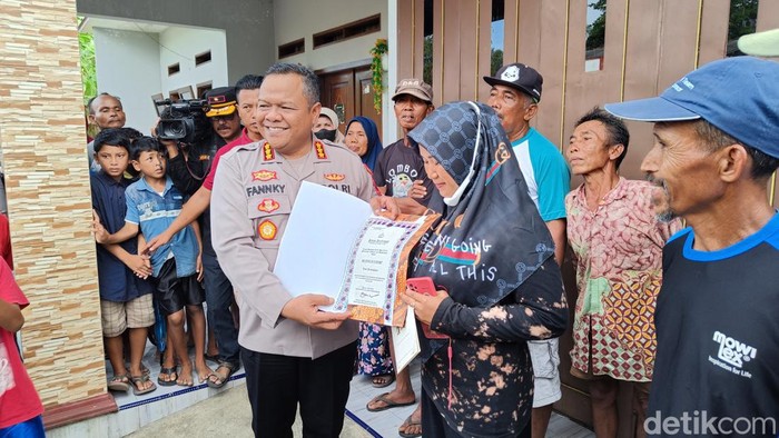 Kapolresta Cilacap, Kombes Fannky Ani Sugiharto memberikan penghargaan kepada warga yang merekam detik-detik aksi perampokan sadis di Desa Kaliwungu, Kecamatan Kedungreja, Kabupaten Cilacap, Selasa (4/4/2023).
